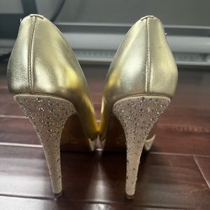 Mariah Carey Gold shoes with sparks.